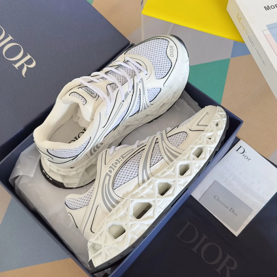 【DIOR】P:800💰 Men's 39-44. (Male 45.46 custom-made) Dior kawa Dior joint 2025ss casual sports shoes‼ ️ Reinterpret running shoes with dior’s haute couture style. b35 is made of fine-textured leather and mesh fabric materials. It can be worn in all seasons, is comfortable and breathable, and has many lines on the shoe body to outline details. It has a full retro three-dimensional feel and can create a casual look all year round!